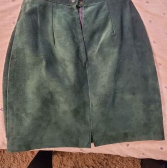 Danier suede skirt - Picture 2 of 3